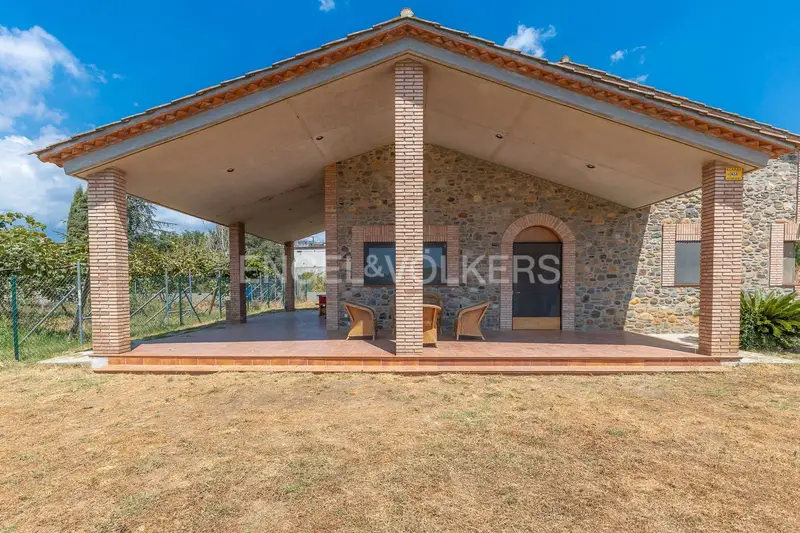 Chalet en alquiler en Cardedeu con vistas, chimenea y placas solares