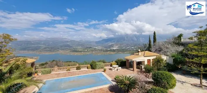Villa en Viñuela con Vistas al Lago 4 Dormitorios