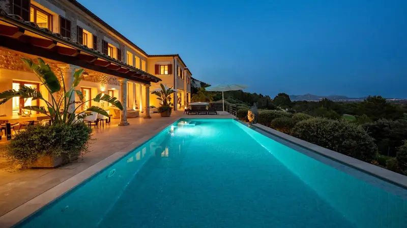 Villa de Lujo en Mallorca con Vistas Panorámicas y Piscina Climatizada