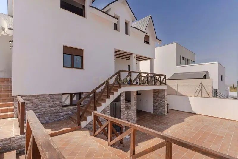 Chalet en Venta en La Zubia Gran Capacidad y Lujo
