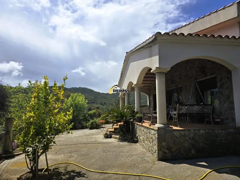 Chalet en Lloret de Mar con Vistas Panorámicas y Piscina