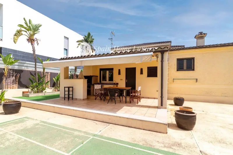 Chalet de Lujo en Playa de Chilches con Piscina y Vistas al Mar