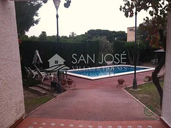 Casa Unifamiliar en Alicante con Piscina y Jardín