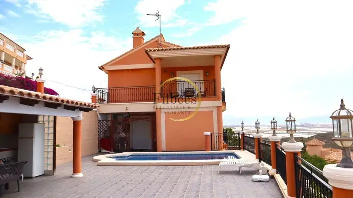 Villa de 7 Dormitorios con Vistas al Mar y Piscina Privada