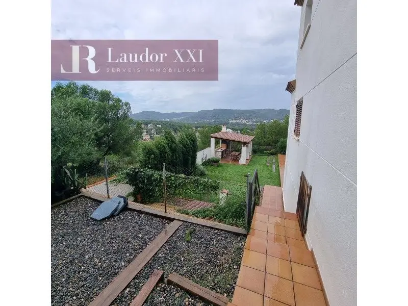 Venta Chalet con Garaje y Piscina en Masos de Vespella