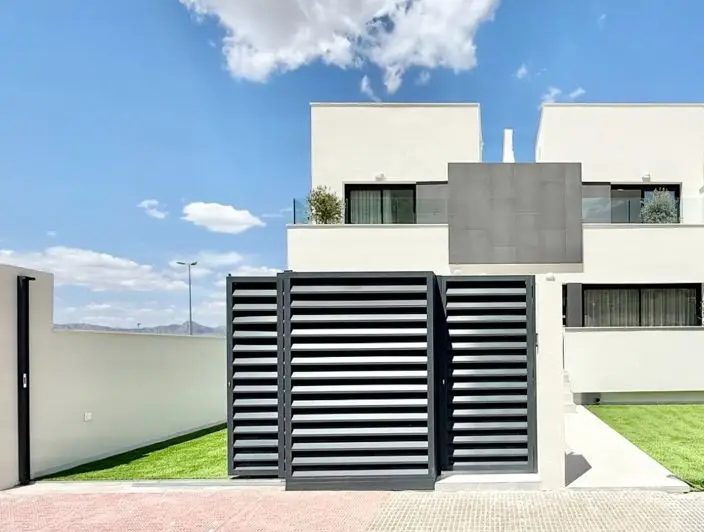 Villa 3 Dormitorios en Venta Piscina Comunitaria Nueva