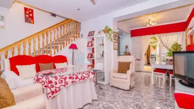 Casa adosada en venta en Loja con 4 dormitorios y patio