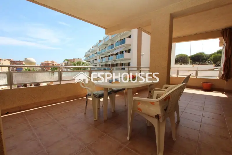 Apartamento en Guardamar Playa cerca del mar con 3 dormitorios y balcon