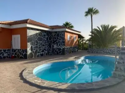 Villa B&B Tenerife Sur: 4 Apartamentos, 3 Bungalows, Restaurante