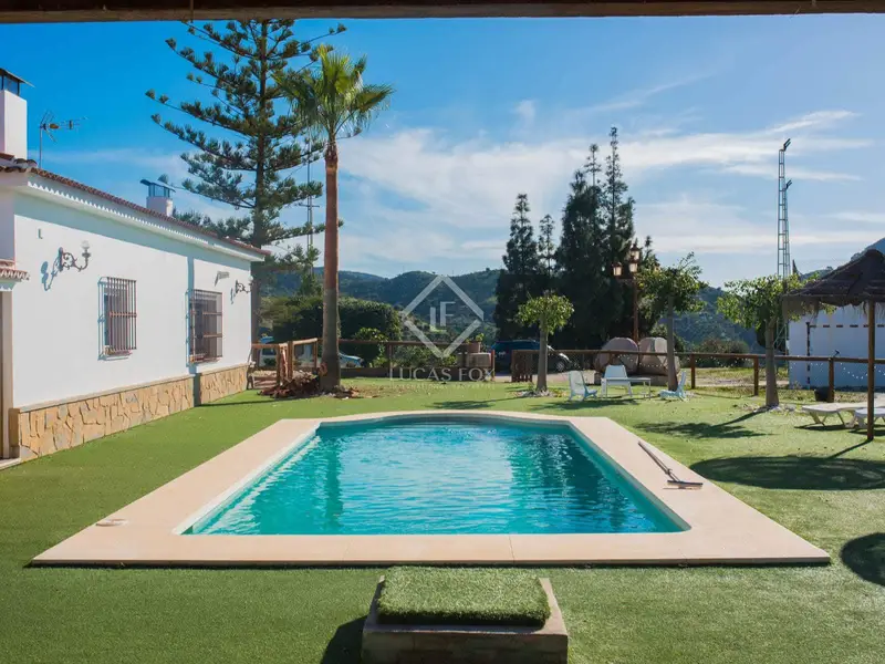 Chalet de Lujo en Málaga: Finca con Piscina y Pista de Tenis