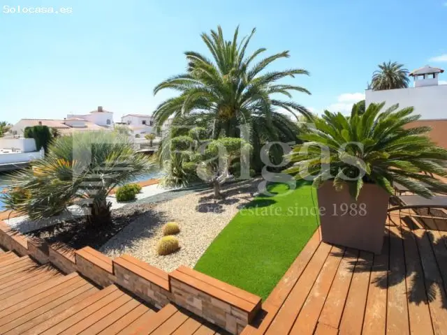 Casa con Piscina y Amarre de 12 5m en Canal Ancho