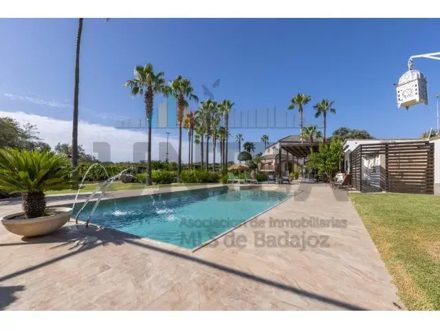 Chalet de Lujo en Tres Arroyos con Piscina y Amplio Jardin
