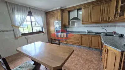 Casa en Alquiler en O Porriño 3 Dormitorios 2 Baños Jardín