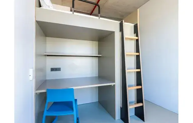 Estudio Costero en Sant Adrià de Besòs: Balcón y Piscina