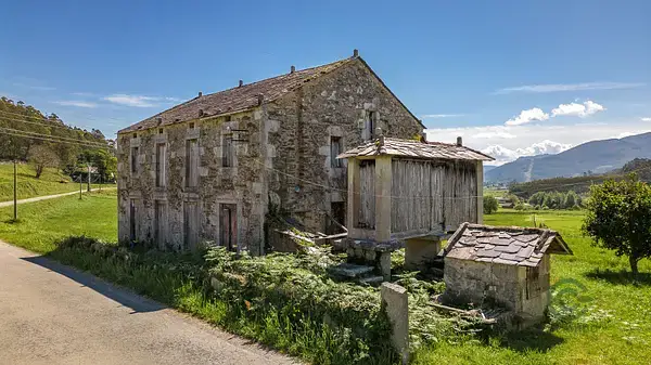 Casa de Piedra para Reformar con Horreo Gallego cerca de la Playa