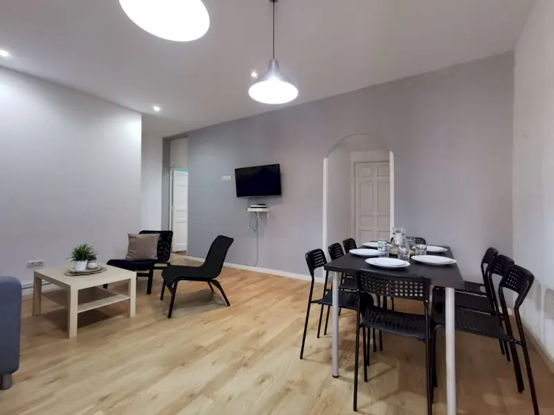 Habitacion Luminosa en La Latina con Balcon para Estudiantes y Trabajadores