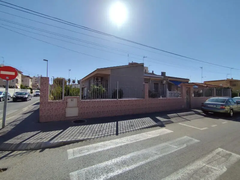 Villa en Venta Torrevieja 4 Dormitorios 2 Baños