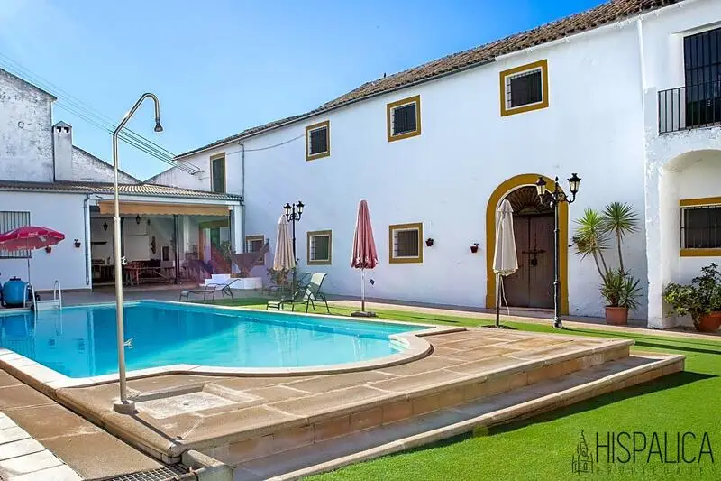 Hacienda Andaluza con 9 Dormitorios y Piscina - Ideal para Celebraciones