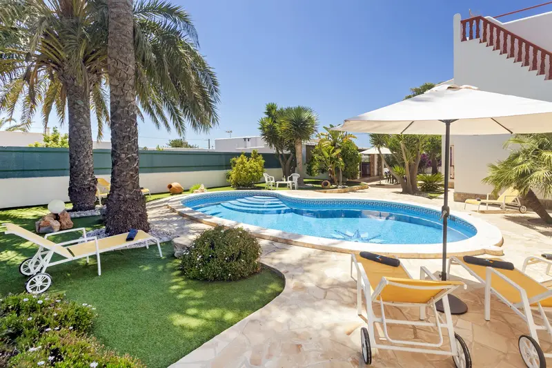 Chalet con Piscina Privada en Ibiza para 8 Personas