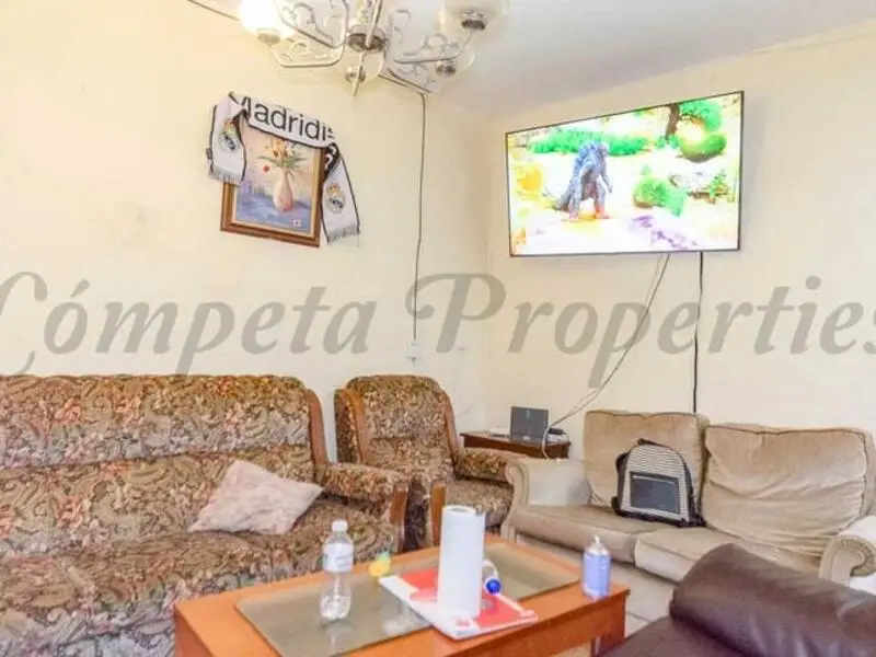 Casa de Pueblo en Sayalonga con Vistas Panorámicas y Terreno
