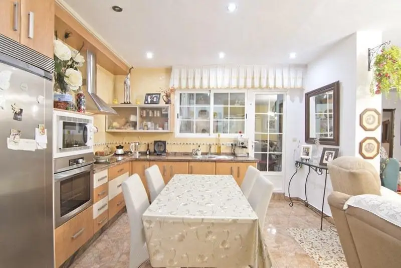 Apartamento 3 Dormitorios Cerca Cuatro Esquinas Motril