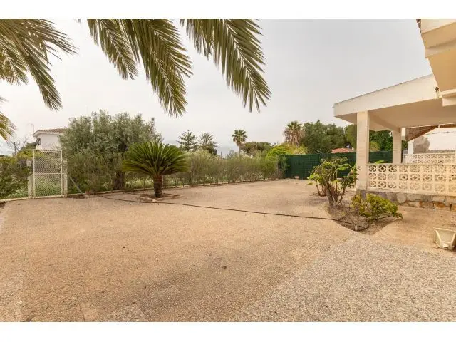 Chalet San Vicente Del Raspeig: Encanto y Potencial