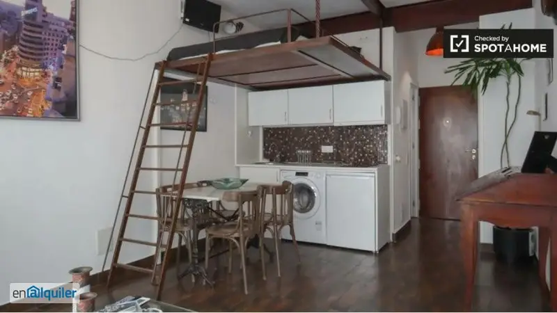 Estudio con Aire Acondicionado en Malasa	ña cerca de Gran V	
ia
