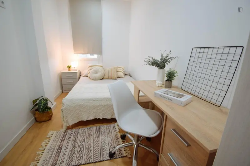Habitación individual en un piso de 5 habitaciones