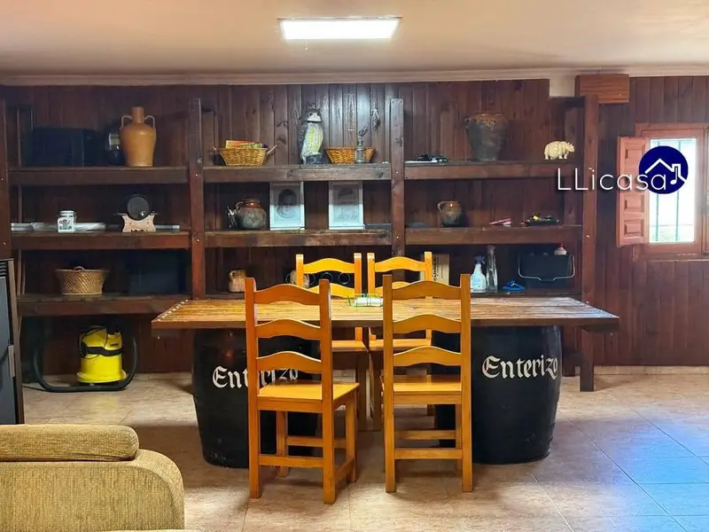 Casa de Pueblo en Requena con 6 Dormitorios y Patio