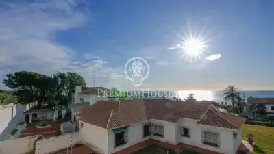 Casa en Venta en Alella: Gran Residencia Familiar con Vistas al Mar