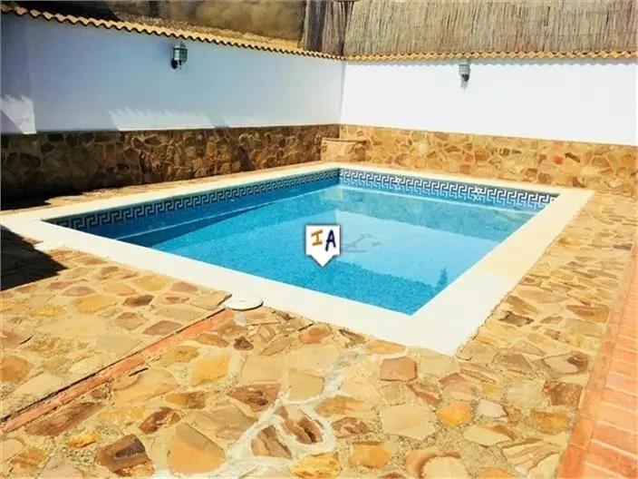 Casa de Campo con 5 Dormitorios y Piscina - Mures, Jaén