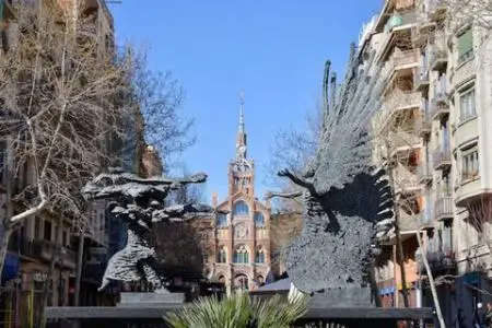 Edificio 6 entidades Sagrada Familia ideal familias estudiantes