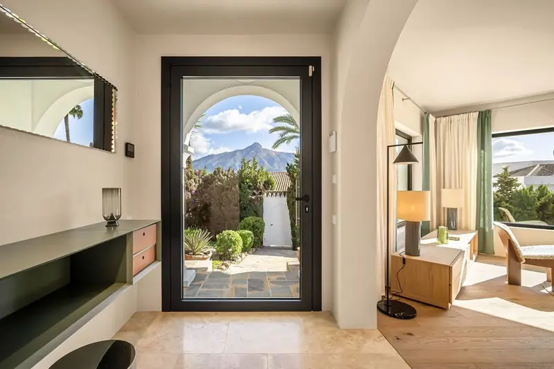 Villa Madrisa Nueva Andalucía: Lujo Mediterráneo Contemporáneo