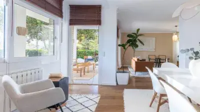 Chalet en Venta La Eliana: Villa Blanca con Piscina y Jardin