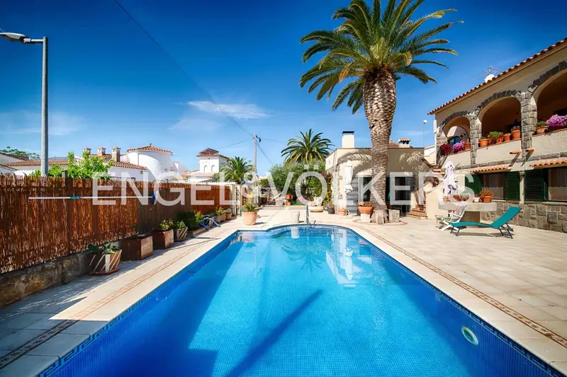 Chalet en Empuriabrava con Piscina y Jardin 372m2