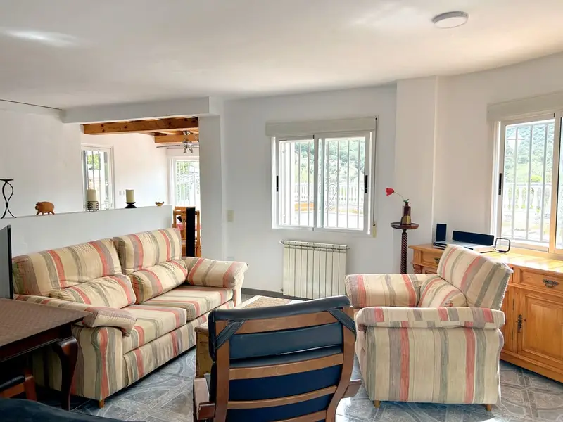 Chalet en Venta en Granada: Villa con Piscina y Vistas