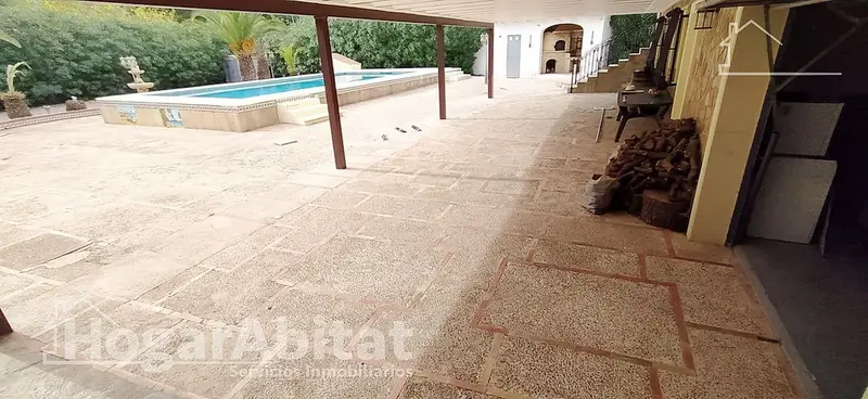 Chalet en Venta con Piscina Jacuzzi y Barbacoa en Valencia