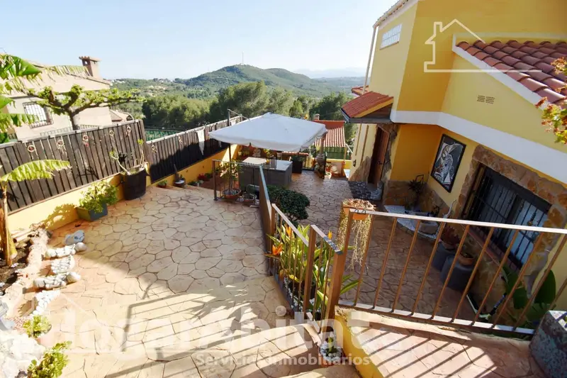Chalet en Borriol con Piscina y Terraza Ideal para Familias