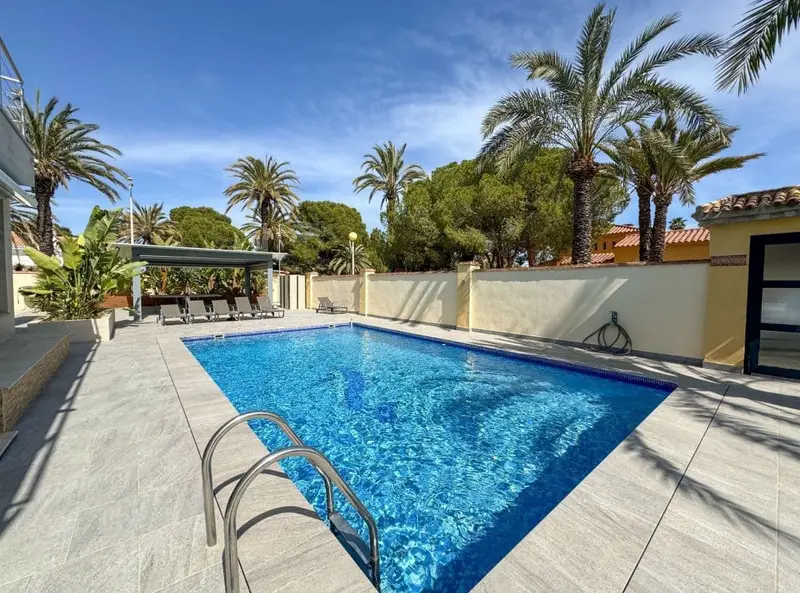 Chalet en Alquiler Cabo Roig: Lujo y Vistas al Mar