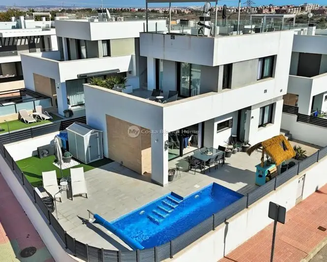 Villa 3 Dormitorios Villamartin Piscina Privada