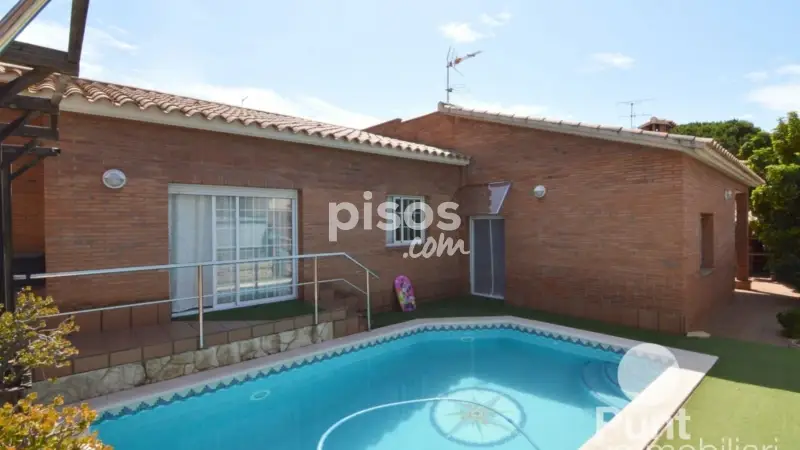 Chalet en venta en Premià de Mar con piscina y jardin