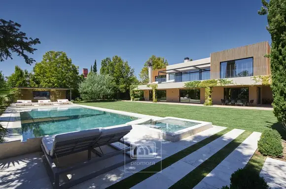 VILLA ÚNICA EN DISEÑO CON PREMIO DE ARQUITECTURA Y CON PAISAJISMO DE ENSUEÑO, EN VENTA EN VALDEMARÍN