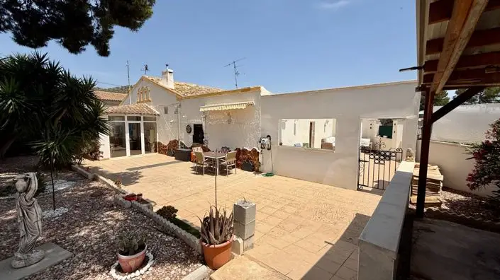 Casa de Pueblo con 4 Dormitorios y Encanto