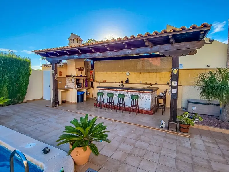 Chalet en Playa Flamenca cerca de la playa con piscina privada