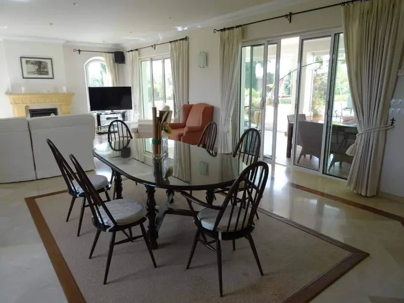 Chalet en Sotogrande Alto con Vistas Abiertas y Jardín