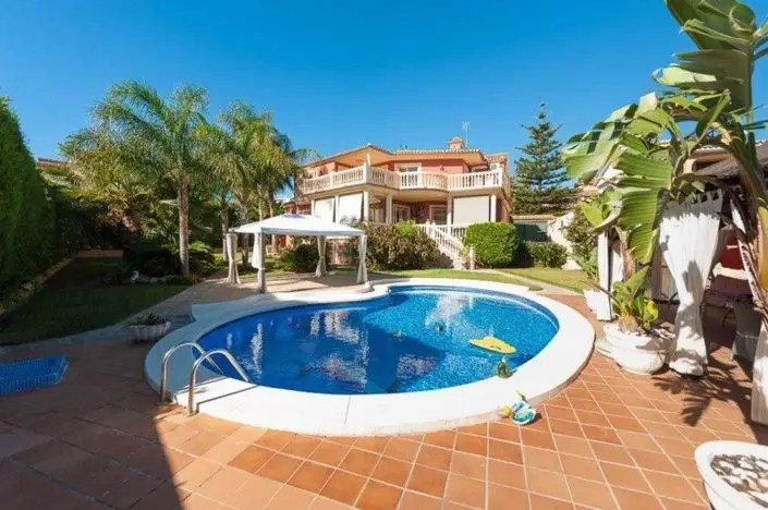 Villa de Lujo con 4 Dormitorios Cerca de la Playa