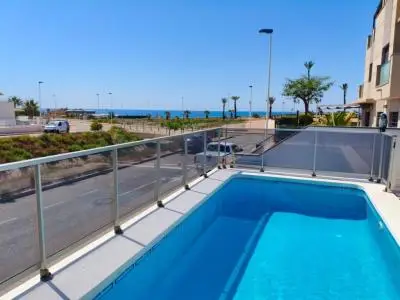 Chalet de Lujo Cerca de la Playa con Piscina y Barbacoa