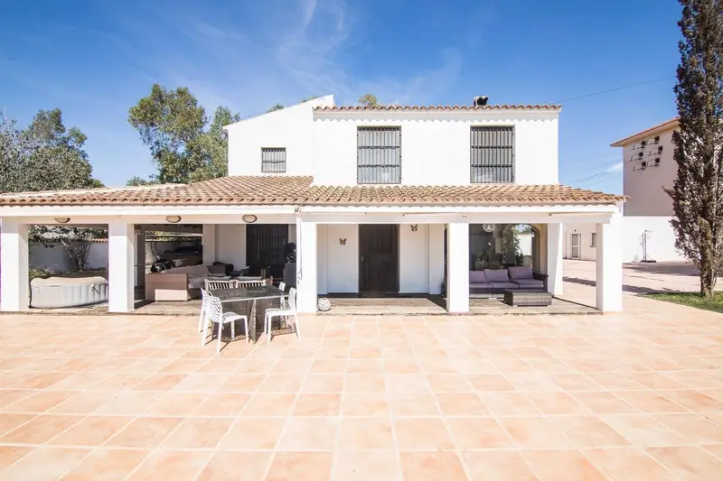 Chalet en Venta en Santa Pola: 4 Dormitorios, Piscina Privada y Zona de Recreo
