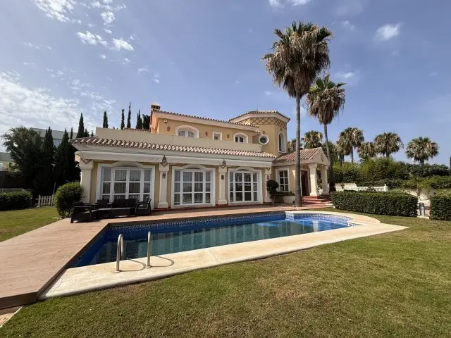 Casa Villa 5 Dormitorios Estepona Lujo Piscina Garaje