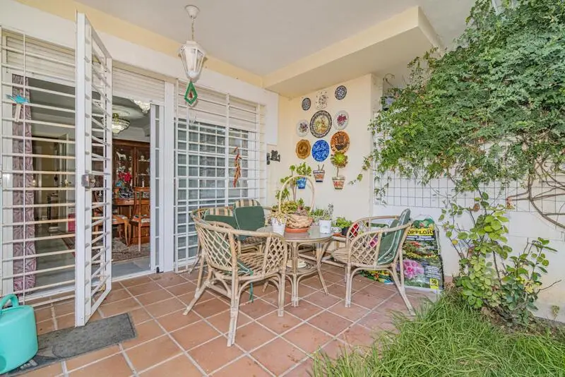 Casa Adosada 224m2 con Piscina y Jardin en Ogijares